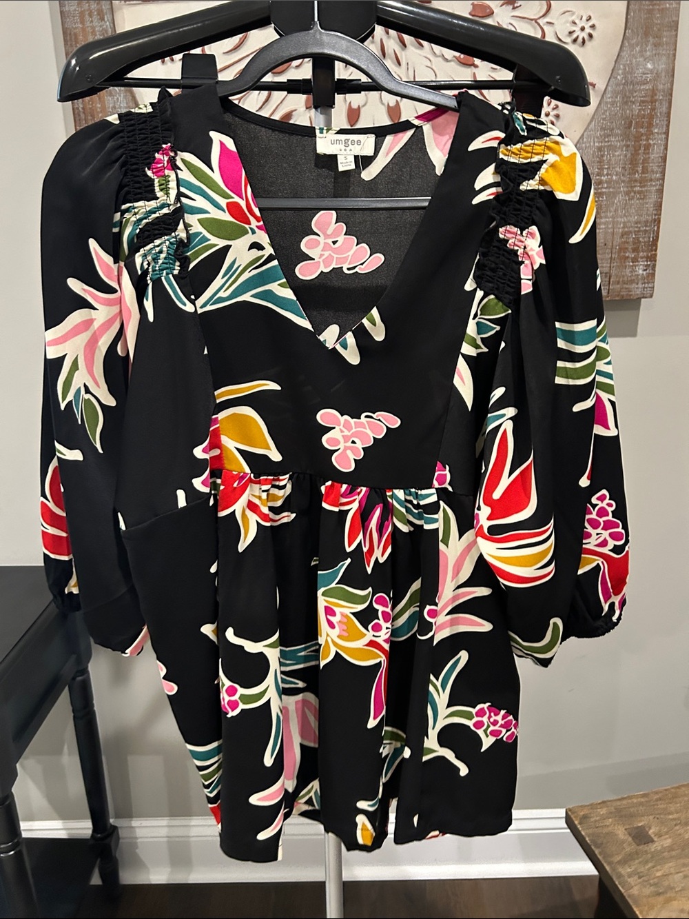 Umgee Black Floral V-Neck Smocked Puff Sleeve High Low Tunic! Size Small